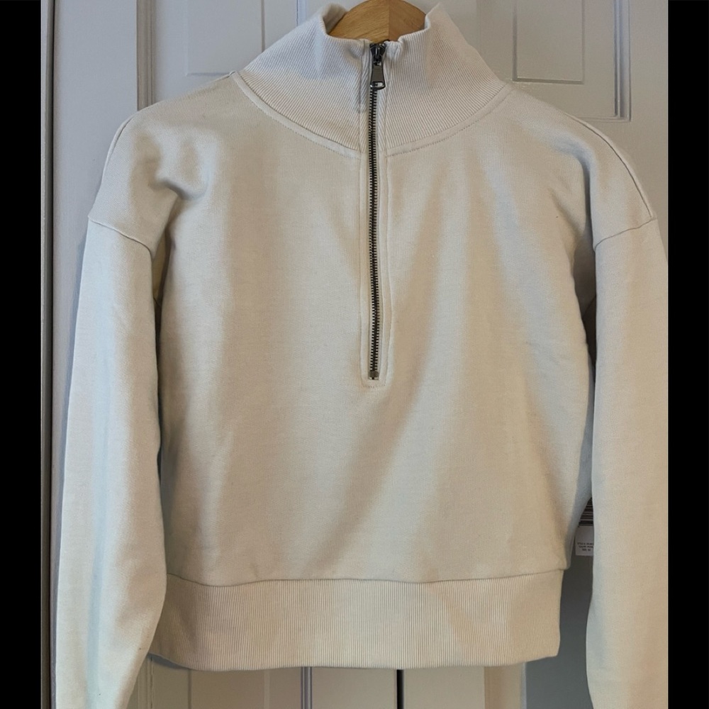 Pearl top with a quarter zip, new in size xs